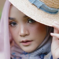 Pemilihan angle foto juga sangat berpengaruh. Jika ingin foto selfie atau OOTD tanpa kelihatan chubby, ketahui mana angle terbaikmu. Foto: Instagram/HananiMarha