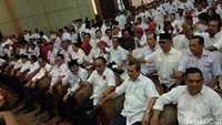 Mereka ramai-ramai mengacungkan satu jari sebagai tanda dukungan politik ke Jokowi-Amin di Pilpres 2019 mendatang. Pool/Projo.