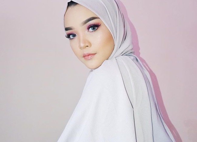 Baik saat memakai hijab segi empat maupun pashmina, melipat hijab sebaiknya di rahang wajah. Jangan terlalu bawah karena bukannya membuat wajah terlihat tirus, tapi malah terlihat aneh.  Foto: Instagram/HananiMarha