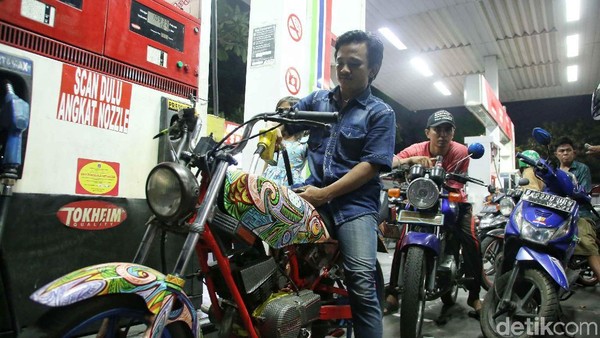 Harga BBM Premium Batal Naik, SPBU Diserbu Warga