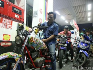 Pemotor Tanpa Helm Dilarang Isi Bensin di SPBU, Setuju?