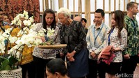 Ia terpesona dengan perajin tenun asal Nusa Tenggara yang sedang menenun. Sangat-sangat cantik kain ini, ujar dia.