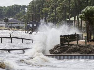 Topan Michael Mengancam Florida, 370 Ribu Orang Harus Mengungsi