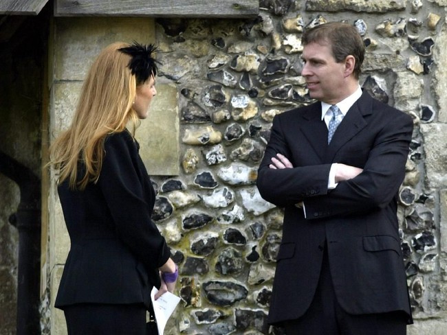 Pangeran Andrew dan Fergie, panggilan akrab Sarah Ferguson saling mengenal sejak kecil. Namun keduanya tidak bertemu selama bertahun-tahun. Hingga keduanya kembali bertemu setelah Putri Diana mengundang Fergie ke pesta di Windsor Castle. Tak lama sejak pertemuan mereka, Andrew dan Fergie pun pacaran. Foto: Getty Images