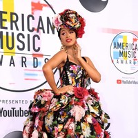 Cardi B mencuri atensi dengan gaun floral yang bervolume. Gaun yang dramatis ini bahkan dilengkapi headpiece besar serupa. Foto: Dok. Getty Images