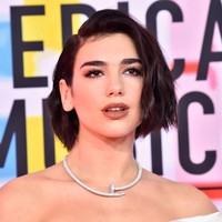 Dua Lipa menyempurnakan gayanya dengan kalung berbentuk paku. Berdesain minimalis namun meninggalkan kesan edgy. (Foto: Getty Images)