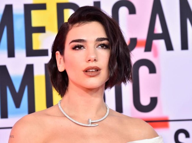 Dua Lipa menyempurnakan gayanya dengan kalung berbentuk paku. Berdesain minimalis namun meninggalkan kesan edgy. (Foto: Getty Images)