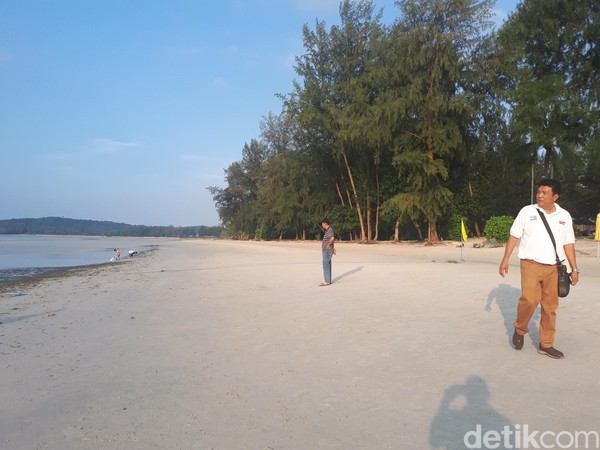 Kawasan pantai Lagoi lainnya memang tidak sebebas lokasi pertama ini. Ada kawasan pantai dengan fasilitas hotel berbintang, anda hanya diizinkan masuk bila menginap di sana. (Chaidir Anwar Tanjung/detikTravel) Kawasan pantai Lagoi lainnya memang tidak sebebas lokasi pertama ini. Ada kawasan pantai dengan fasilitas hotel berbintang, anda hanya diizinkan masuk bila menginap di sana. (Chaidir Anwar Tanjung/detikTravel)