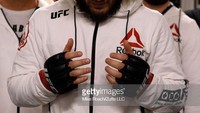 Pegulat asal Rusia itu dikenal sebagai muslim yang taat. Itu biasa ditunjukannya sebelum bertarung dengan mengangkat telapak tangan untuk berdoa. (khabib_nurmagomedov/Instagram)