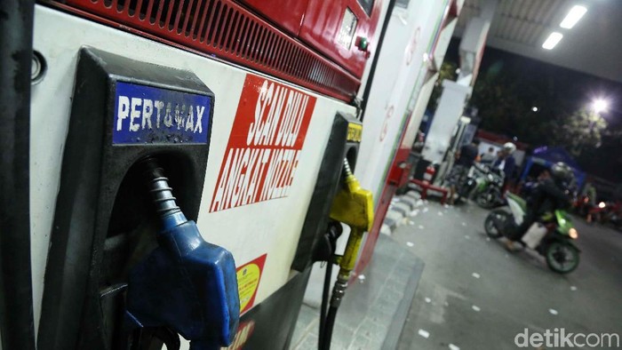 Pemerintah batal menaikkan harga Premium menjadi Rp 7.000 per liter. Namun sore tadi sejumlah SPBU tetap diserbu warga.