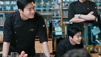 Dalam adegan serial TV ini pula, Jo Jung Suk terlihat luwes memasak di dapur. Ia juga kerap menyapa pengunjung restorannya dengan senyum manis seperti ini. Foto: Instagram jojungsukforever