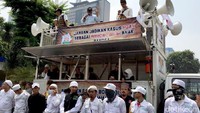 Massa Aksi Kawal Amien Rais telah tiba di Mapolda Metro Jaya. Mereka datang untuk mengawal pemeriksaan Amien Rais sebagai saksi dalam kasus kebohongan Ratna Sarumpaet, Jakarta, Rabu (10/10/2018).