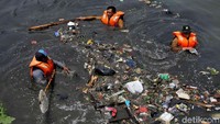 Para petugas UPK Badan Air Jakarta Utara tengah berjibaku membersihkan sampah.