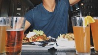 Begini kira-kira lahapnya Joe ketika makan siang dengan tumpukan nachos gurih, dan jus jeruk serta bir dingin. Duh, jadi bikin lapar! Foto: Instagram @joejonas