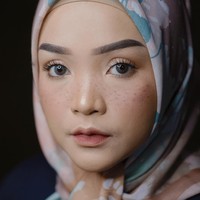 Sebagai pecinta make up, Hanani pun pandai memulas wajah sehingga orang yang melihat akan fokus pada wajahnya. Tonjolkan kelebihan pada wajahmu seperti pada alis dan mata, sehingga ketebalan pipimu terabaikan. Foto: Instagram/HananiMarha