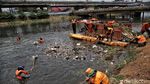 Petugas Berjibaku Bersihkan Sampah di Kanal Barat Penjaringan