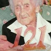 eanne Calment adalah salah satu orang tertua di dunia. Meninggal di usia 122 pada tahun 1997, ia masih dikenang di internet hingga sekarang karena ungkapan-ungkapannya. Setiap usia punya kebahagian dan masalah masing-masing, Aku pikir aku akan mati tertawa, atau Aku hanya punya satu keriput dan aku mendudukinya sekarang. Foto: Wikimedia