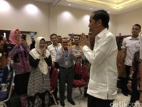 Jokowi menyapa sejumlah guru di acara tersebut. 
