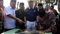 Hadir dalam acara tersebut Menristek Dikti Muhammad Natsir, Rektor Unusia Jakarta H Mochammad Maksum Machfoedz, Wakil Rektor Unusia H Sulton Fathoni, sejumlah ketua PBNU, Sekjen PBNU H Helmy Faishal Zaini, Bendahara Umum PBNU H Ing Bina Suhendra, sejumlah dosen Unusia B Kemang, dan perwakilan Yayasan Budha Tzu Chi. Foto: dok. PBNU