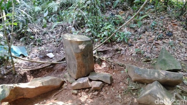 Foto: Di situs Batu Panjang, bebatuan berbentuk persegi lima, panjang serta ukurannya berbeda-beda. Bahkan ada juga yang tidak panjang. (Dadang Hermansyah/detikTravel) Foto: Di situs Batu Panjang, bebatuan berbentuk persegi lima, panjang serta ukurannya berbeda-beda. Bahkan ada juga yang tidak panjang. (Dadang Hermansyah/detikTravel)