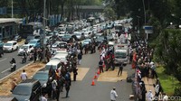 Massa aksi telah tiba di Mapolde Metro Jaya.