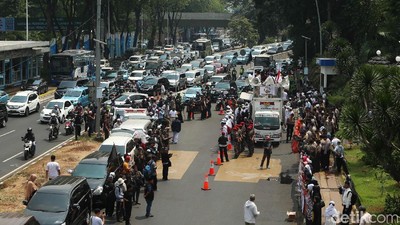Penampakan Macet di Depan Polda Metro karena Aksi Kawal Amien Rais