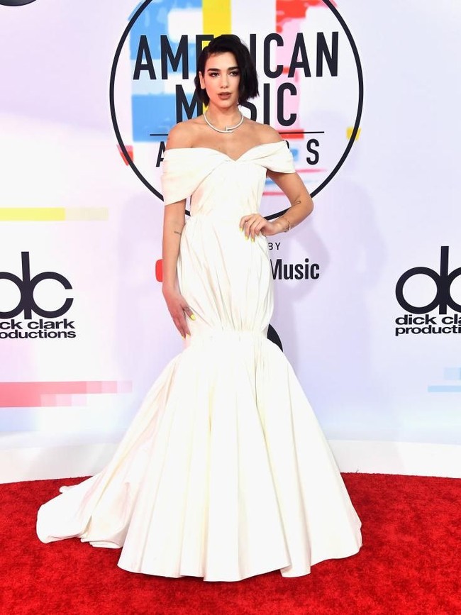 Dua Lipa muncul dalam balutan gaun putih polos dengan bahu yang terekspos serta rok bersiluet duyung. Penampilan penyanyi 23 tahun itu bak pengantin di hari pernikahannya. (Foto: Getty Images)