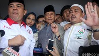 Amien juga mengaku dijamu makan siang oleh Polri. Dia bahkan sempat diperiksa tensi darahnya.