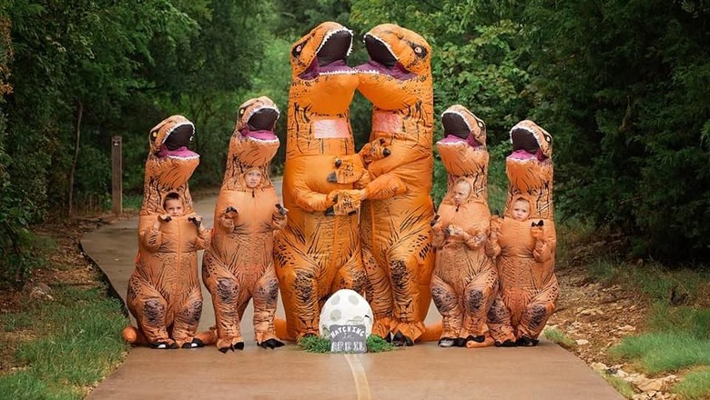 Unik! Umumkan Kehamilan Ibu, Sekeluarga Pakai Kostum Dinosaurus/ Foto: Facebook/ Nicole Unik! Umumkan Kehamilan Ibu, Sekeluarga Pakai Kostum Dinosaurus/ Foto: Facebook/ Nicole