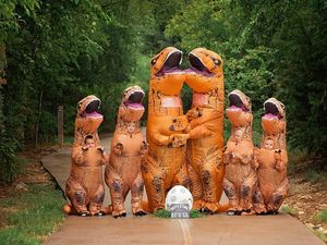 Unik! Umumkan Kehamilan Ibu, Sekeluarga Pakai Kostum Dinosaurus