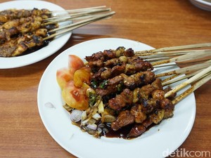 Sate H. Mansur: Nyuus! Empuknya Daging Kambing Muda di Warung Sate Legendaris