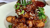Bukan potongan chicken wings, tapi ini jamur goreng yang dibalut tepung dan dicocol dengan saus Tso khas China yang pedas mantanp. Ditambah biji wijen dan taburan bawang daun, camilan milik @camtoolive ini begitu menggoda selera. Foto: Instagram