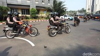 Polisi bermotor dikerahkan untuk mengamankan aksi tersebut.