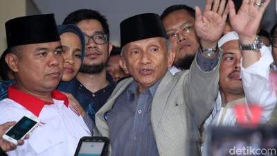Selesai Jalani Pemeriksaan, Amien Rais Tinggalkan Polda Metro