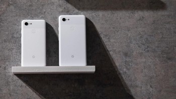 Kedua ponsel ini hanya dibedakan dengan ukurannya saja. Foto: Drew Angerer/Getty Images