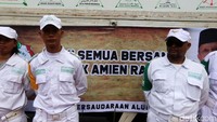 Satgas Laskar Pembela Islam mengawal jalannya aksi di depan Mapolda Metro Jaya.