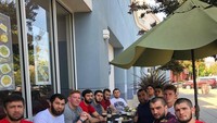 Belum lama ini Khabib menuai reaksi mengejutkan setelah menghajar rekan dari lawan tandingnya. Alasan utamanya karena ia merasa ayah dan agamanya dihina. Tapi sebenarnya Khabib ini adalah orang yang senang berkumpul. Foto: instagram @khabib_nurmagomedov