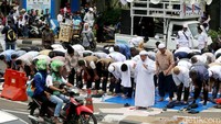 Massa Aksi Kawal Amien Rais menunaikan salat Zuhur berjemaah. 