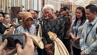 Managing Director International Monetary Fund (IMF) Christine Lagarde siang ini berkesempatan mengunjungi Paviliun Indonesia di Nusa Dua, Bali.