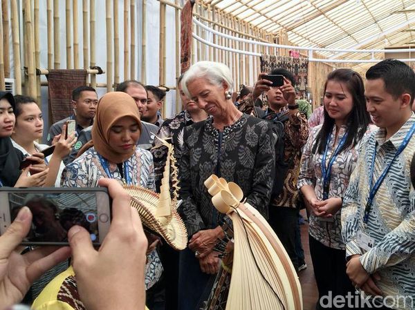 Saat Bos IMF Kagumi Kain Tenun dan Sasando Rote di IMF-WB