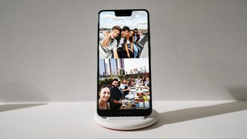 Sekilas, notch di ponsel ini terlihat sama dengan notch di ponsel lain. Namun jika dilihat lebih dekat ukuran notchnya ternyata lebih besar -- lebih tinggi -- ketimbang di ponsel lain. Foto: Drew Angerer/Getty Images