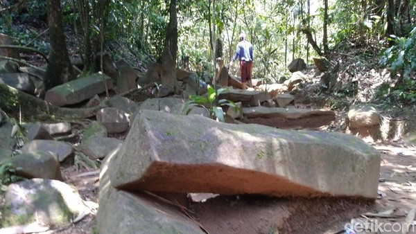 Foto: Batu-batu tersebut ada yang berdiri, tertidur, berdiri dengan menyilang dengan batu lain dan tersusun rapih di satu area, ada juga beberapa batu berbentuk lonjong dan pipih. (Dadang Hermansyah/detikTravel) Foto: Batu-batu tersebut ada yang berdiri, tertidur, berdiri dengan menyilang dengan batu lain dan tersusun rapih di satu area, ada juga beberapa batu berbentuk lonjong dan pipih. (Dadang Hermansyah/detikTravel)