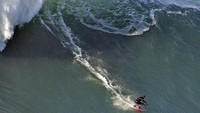 Foto: Maya menaklukkan ombak setinggi 68 kaki (20 meter) ini di Nazare, Portugal. Maya memecahkan rekor dunia ini di bulan Januari 2018 lalu. (Instagram/@maya/@rafariancho)