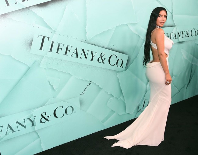 Bukan Kim Kardashian namanya jika jarang memicu kontroversi. Kim yang baru saja merayakan ulang tahun ke-38 kemarin memang dikenal sebagai sosok yang kontroversial, salah satunya karena gaya atau pilihan busana yang mengekspos bokong seksinya.  Foto: Getty Images