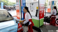Para petugas SPBU di kawasan Nusa Dua, Bali itu juga tak lupa menggunakan kain Bali untuk melengkapi pakaian mereka.