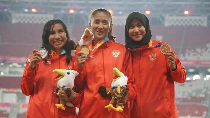Putri Aulita (tengah) peraih medali emas Asian Para Games 2018 lari 100 meter putri T13, rabu (10/10) di SUGBK. (INAPGOC) Putri Aulita (tengah) peraih medali emas Asian Para Games 2018 lari 100 meter putri T13, rabu (10/10) di SUGBK. (INAPGOC)
