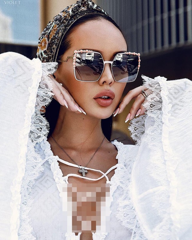 Dinara Rakhimbaeva kerap tuai kontroversi karena tampil seksi di postingan foto Instagram. Ia dapat kritikan dari netizen muslim di negaranya. Foto: Instagram