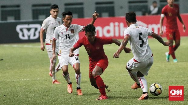 Permainan cepat Febri Hariyadi mendapat pujian pelatih Myanmar Antoine Hey.