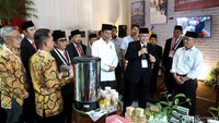 Berbagai hasil bumi dan produk hasil olahan ditampilkan dalam pameran tersebut.