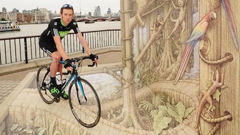 Olahragawan Bradley Wiggins di atas sebuah gambar 3D di tembok kota London, Inggris pada September 2010. (Foto: Ian Gavan/Getty Images for Sky 3D)